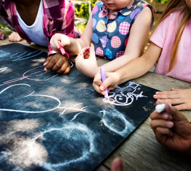 group-kindergarten-kids-friends-drawing-art-class-outdoors